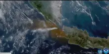 Il risveglio del Krakatau: l'impressionante eruzione vista nel timelapse dallo spazio