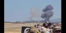 La discesa inarrestabile poi lo schianto violento all'Air show: aereo militare esplode