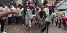 Nuova Delhi, crolla un ostello: un morto e una quarantina intrappolati sotto le macerie