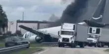 Tragedia a Miami: aereo cargo Amazon esce di pista e travolge diverse auto, almeno cinque morti