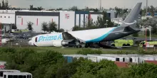 Tragedia a Miami: aereo cargo Amazon esce di pista e travolge diverse auto, almeno cinque morti