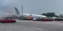 L'attimo in cui l'aero cargo atterra e prende fuoco: le immagini