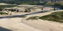 Spiagge di sabbia emergono dal Po, l'estate nera per la siccit&agrave;, immagini dal drone