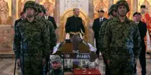 Belgrado, folla per i funerali del criminale di guerra Ratko Mladic: in migliaia gli rendono omaggio