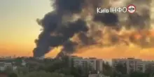 Il denso fumo visto in lontananza dopo gli intensi raid russi su Kiev