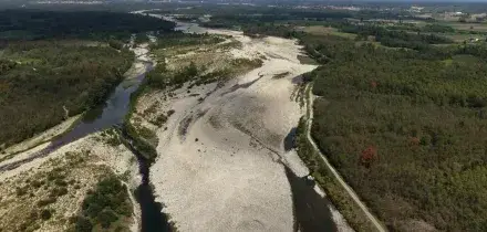 Il fiume Sesia irriconoscibile: drone mostra i danni della siccit&agrave; record