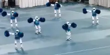 Robot cheerleaders in Cina, lo spettacolo &egrave; esilarante, poi uno collassa: portato via in barella