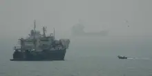 Media, esplosione nello stretto di Hormuz. Trump: "Gli iraniani vogliono l'accordo a tutti i costi"