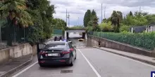 Intrappolata in auto nel sottopasso allagato: soccorsa dai carabinieri ma non c'&egrave; nulla da fare
