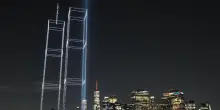2.977 luci nel cielo di New York: le Torri Gemelle rivivono a 25 anni dall&rsquo;11 settembre
