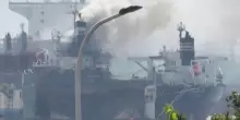 Rogo su una nave mercantile in Cina, 25 morti