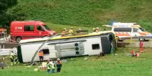 Tragedia nei Grigioni: un pullman olandese si ribalta in Engadina, diversi morti e feriti