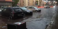 L'acqua travolge tutto: intense precipitazioni a Roma, strade allagate in Piazza Lorenzo Lotto