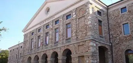 Militare tenta di uccidere la ex compagna in aula in Tribunale a Udine dopo sentenza di condanna