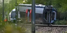 Treno con 180 passeggeri deraglia nel Nord della Francia, 44 feriti. Polizia: "Possibile sabotaggio"