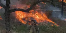 Il fuoco brucia la California: pompieri in azione tra le fiamme, il vento alimenta gli incendi