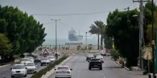 Petroliera in fiamme a Hormuz, gli USA inviano nel Golfo una terza portaerei e 10mila uomini