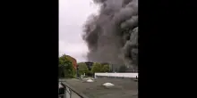 Auto elettrica si incendia: enorme colonna di fumo a D&uuml;sseldorf dall'officina Volkswagen