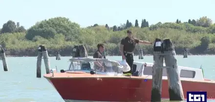 Scontro tra un taxi e un barchino in laguna a Venezia, riprese le ricerche della donna dispersa