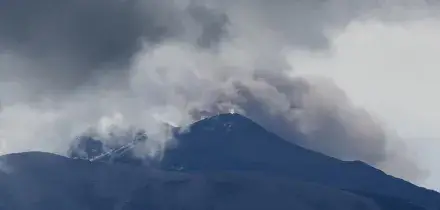 Etna, continua l'emissione di cenere lavica. Le immagini dal drone