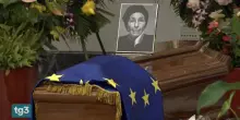 Emma Bonino, tante le donne che hanno portato una rosa rossa per l'ultimo saluto