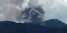 Drone sull'Etna mostra la forte emissione di cenere dal cratere di nord-est