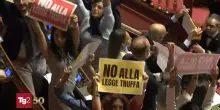 La legge elettorale passa al Senato, opposizioni all'attacco: "Legge truffa". Cartelli in Aula
