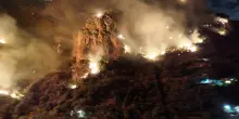 Incendi in Costiera Amalfitana, le fiamme lambiscono le case, persone allontanate