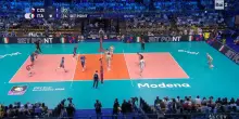 Europei di Volley. Ace di Yuri Roman&ograve;: l'Italia vince il terzo set 25-20 e passa a 2-1