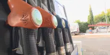 Il gasolio mai cos&igrave; caro, oltre i 2,3 euro. Oggi forse nuova proroga del taglio delle accise