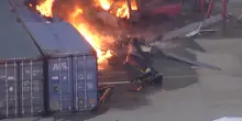 Elicottero della NBC precipita a Los Angeles: le fiamme dopo l'impatto, i vigili del fuoco in azione