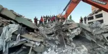 Gaza City, edificio danneggiato dai raid israeliani: almeno 20 morti, decine i dispersi