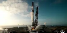 Decolla la missione segreta di SpaceX: il Falcon 9 torna a terra dopo il lancio