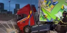 Tir sfonda il guardrail e resta in bilico a cinque metri d&rsquo;altezza: le immagini dei soccorsi