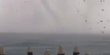 L'impressionante tromba marina che si avvita davanti la spiaggia di Varazze