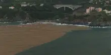 Maltempo in Liguria, il mare si tinge di marrone a Varazze