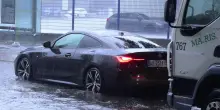 La strada &egrave; un torrente, maltempo a Genova, auto bloccata a Bolzaneto
