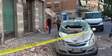 Nido di vespe a Roma, esplosione nella palazzina: un ferito lieve e auto danneggiata