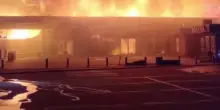 Le fiamme divorano un centro commerciale a Zaporizhzhia mentre prosegue il bombardamento