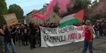 Torino: cori, striscioni e fumogeni al presidio contro Roberto Vannacci