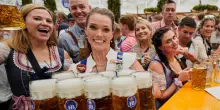 A Monaco apre l'Oktoberfest: la corsa per accaparrarsi la prima birra