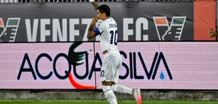 Serie A, Venezia-Lazio 0-2: biancocelesti in vetta con Roma e Inter. Lagunari ancora a secco