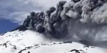 Fumo denso si alza dal vulcano cileno Chill&aacute;n dopo un'eruzione: video