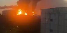 Il fuoco del gigantesco incendio da lontano: colpita raffineria tra le pi&ugrave; grandi della Russia