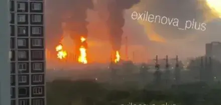 Pennacchi di fuoco e fumo nello skyline di Mosca: attacco di droni ucraini