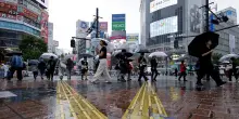 Allarme a Tokyo per il tifone Dujuan, cancellati quasi 300 voli