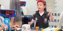 A 6 anni risolve il cubo di Rubik in 4,27 secondi: il record mondiale della piccola Lian