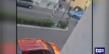 Crotone, danneggia auto con una spranga: quattro agenti feriti