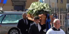 Il feretro di Sandro Mazzola arriva a Sant'Ambrogio tra gli applausi