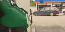 Cala il prezzo del petrolio, sale quello dei carburanti. Il governo spera nei dati Istat